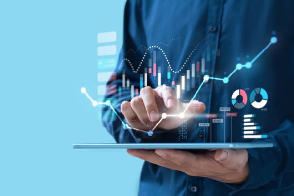 dau tu Businessman trading online stock market on teblet screen, digital investment concept